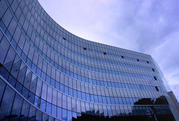 Quels critères pour sélectionner une plateforme de gestion des performances pour une entreprise de services financiers?