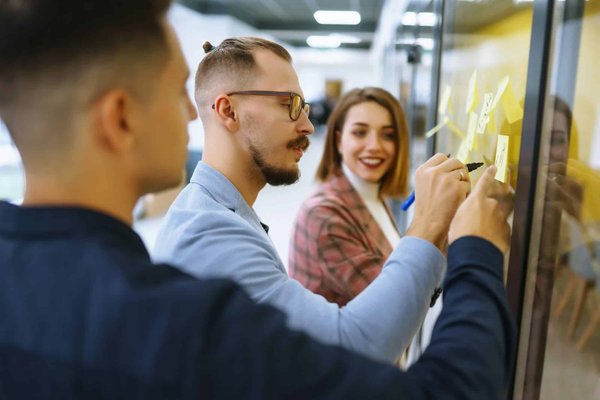 Quelle stratégie pour l'intégration de l'intelligence artificielle dans une entreprise de services de marketing?